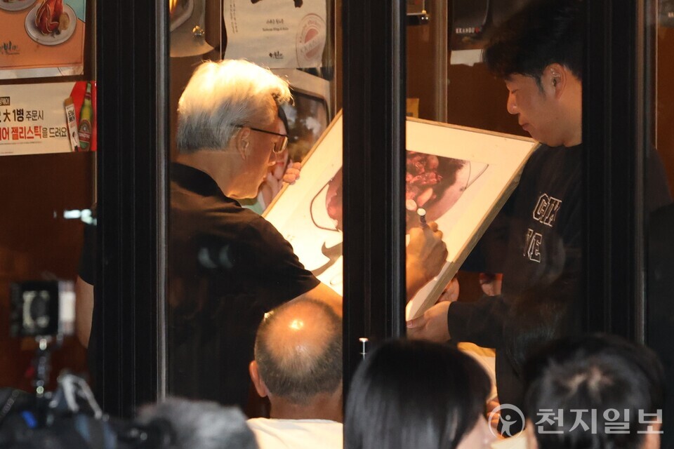 [천지일보=김정필 기자] 젠슨 황 엔비디아 최고경영자(CEO)가 30일 이재용 삼성전자 회장, 정의선 현대차그룹 회장과 서울 삼성동의 한 치킨집에서 진행된 치킨 회동에서 액자에 사인을 하고 있다.  ⓒ천지일보 2025.10.30.