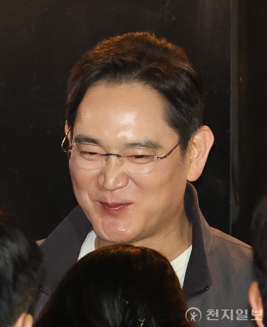 [천지일보=김정필 기자] 이재용 삼성전자 회장이 30일 젠슨 황 엔비디아 최고경영자(CEO), 정의선 현대차그룹 회장과의 치킨 회동 중 취재진의 질문에 코찡긋 미소를 짓고 있다. ⓒ천지일보 2025.10.30.