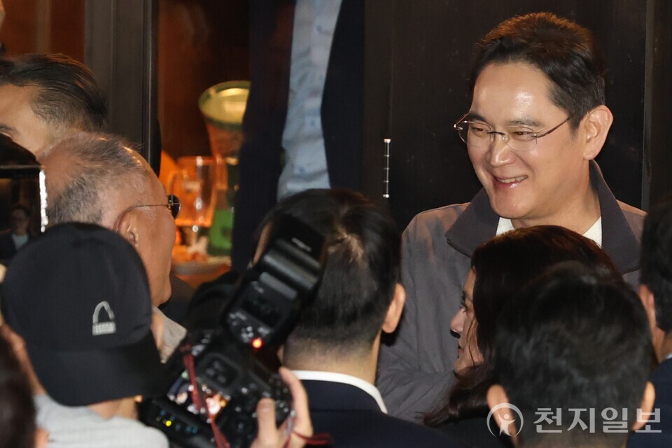 [천지일보=김정필 기자] 이재용 삼성전자 회장(오른쪽)과 정의선 현대차그룹 회장이 30일 서울 삼성동 한 치킨집에서 진행된 젠슨 황 엔비디아 최고경영자(CEO)와의 치킨 회동 중 서로를 보며 미소 짓고 있다. ⓒ천지일보 2025.10.30.