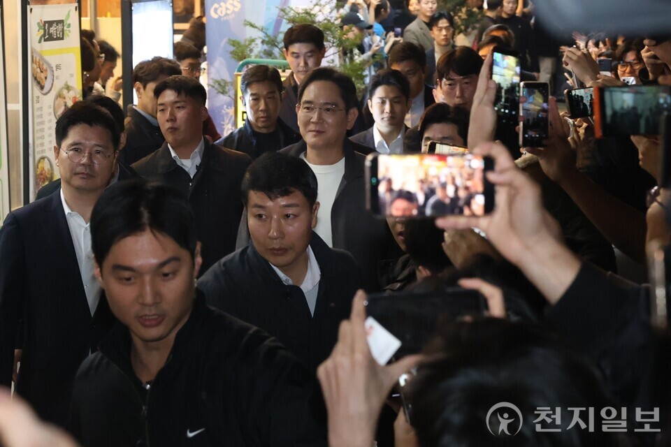 [천지일보=김정필 기자] 이재용 삼성전자 회장이 30일 젠슨 황 엔비디아 최고경영자(CEO), 정의선 현대차그룹 회장과의 치킨 회동을 위해 서울 삼성동의 한 치킨 집으로 향하고 있다. ⓒ천지일보 2025.10.30.