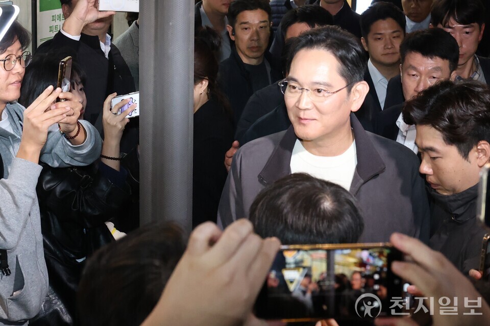 [천지일보=김정필 기자] 이재용 삼성전자 회장이 30일 젠슨 황 엔비디아 최고경영자(CEO), 정의선 현대차그룹 회장과의 치킨 회동을 위해 서울 삼성동의 한 치킨 집으로 향하고 있다. ⓒ천지일보 2025.10.30.