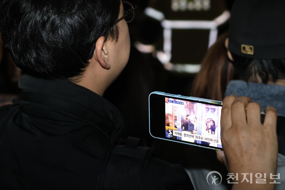 [천지일보=김정필 기자] 젠슨 황 엔비디아 최고경영자(CEO)와 이재용 삼성전자 회장, 정의선 현대차그룹 회장이 30일 서울 삼성동 인근 깐부치킨에서 만난 가운데 한 시민이 이들의 회동 모습을 유튜브 영상으로 지켜보고 있다. ⓒ천지일보 2025.10.30.