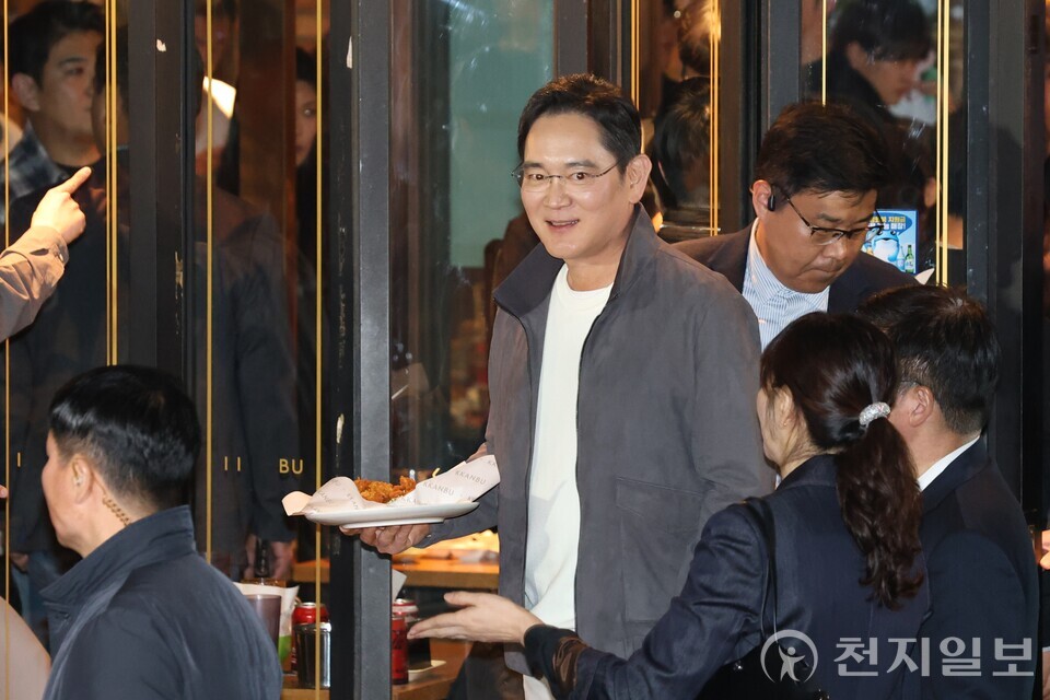 [천지일보=김정필 기자] 이재용 삼성전자 회장이 30일 서울 삼성동 한 치킨집에서 진행된 젠슨 황 엔비디아 최고경영자(CEO), 정의선 현대차그룹 회장과 치맥 회동 중 시민에게 치킨을 나눠주고 있다. ⓒ천지일보 2025.10.30.