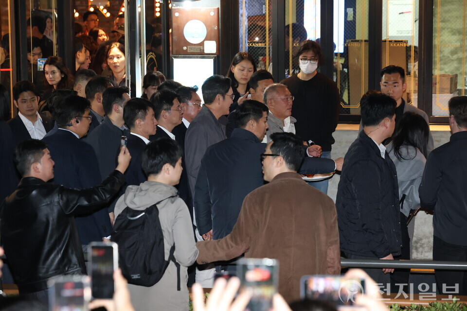 [천지일보=김정필 기자] 정의선 현대차그룹 회장이 30일 서울 삼성동 한 치킨집에서 진행된 젠슨 황 엔비디아 최고경영자(CEO), 이재용 삼성전자 회장과 치맥 회동 중 시민에게 치킨을 나눠주고 있다. ⓒ천지일보 2025.10.30.