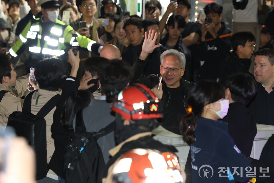[천지일보=김정필 기자] 아시아태평양경제협력체(APEC) 정상회의를 계기로 한국을 찾은 젠슨 황 엔비디아 최고경영자(CEO)가 30일 서울 삼성동 한 치킨집에서 진행된 이재용 삼성전자 회장, 정의선 현대차그룹 회장과 치맥 회동 후 시민들에게 인사를 하고 있다. ⓒ천지일보 2025.10.30.