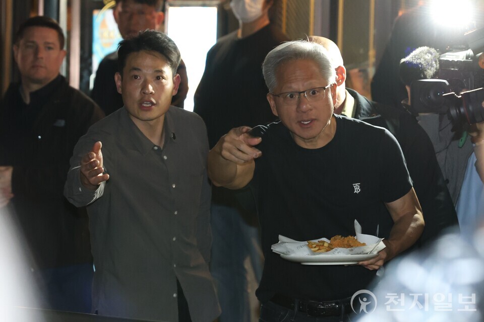 [천지일보=김정필 기자] 젠슨 황 엔비디아 최고경영자(CEO)가 30일 서울 삼성동 한 치킨집에서 진행된 이재용 삼성전자 회장, 정의선 현대차그룹 회장과 치맥 회동 중 시민에게 치킨을 나눠주고 있다. ⓒ천지일보 2025.10.30.