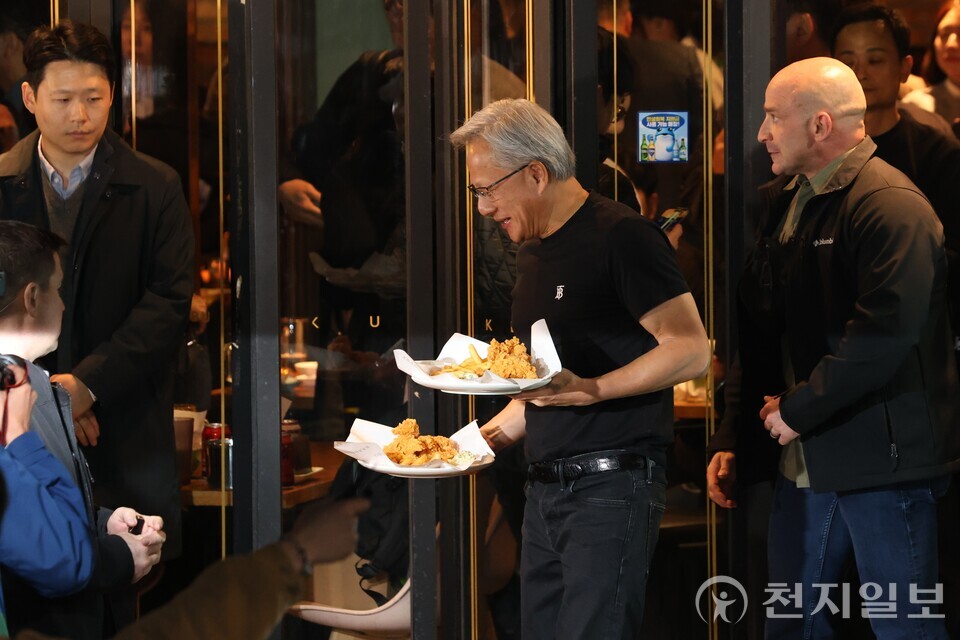 [천지일보=김정필 기자] 젠슨 황 엔비디아 최고경영자(CEO)가 30일 서울 삼성동 한 치킨집에서 진행된 이재용 삼성전자 회장, 정의선 현대차그룹 회장과 치맥 회동 중 시민에게 치킨과 감자튀김을 나눠주고 있다. ⓒ천지일보 2025.10.30. ⓒ천지일보 2025.10.30.