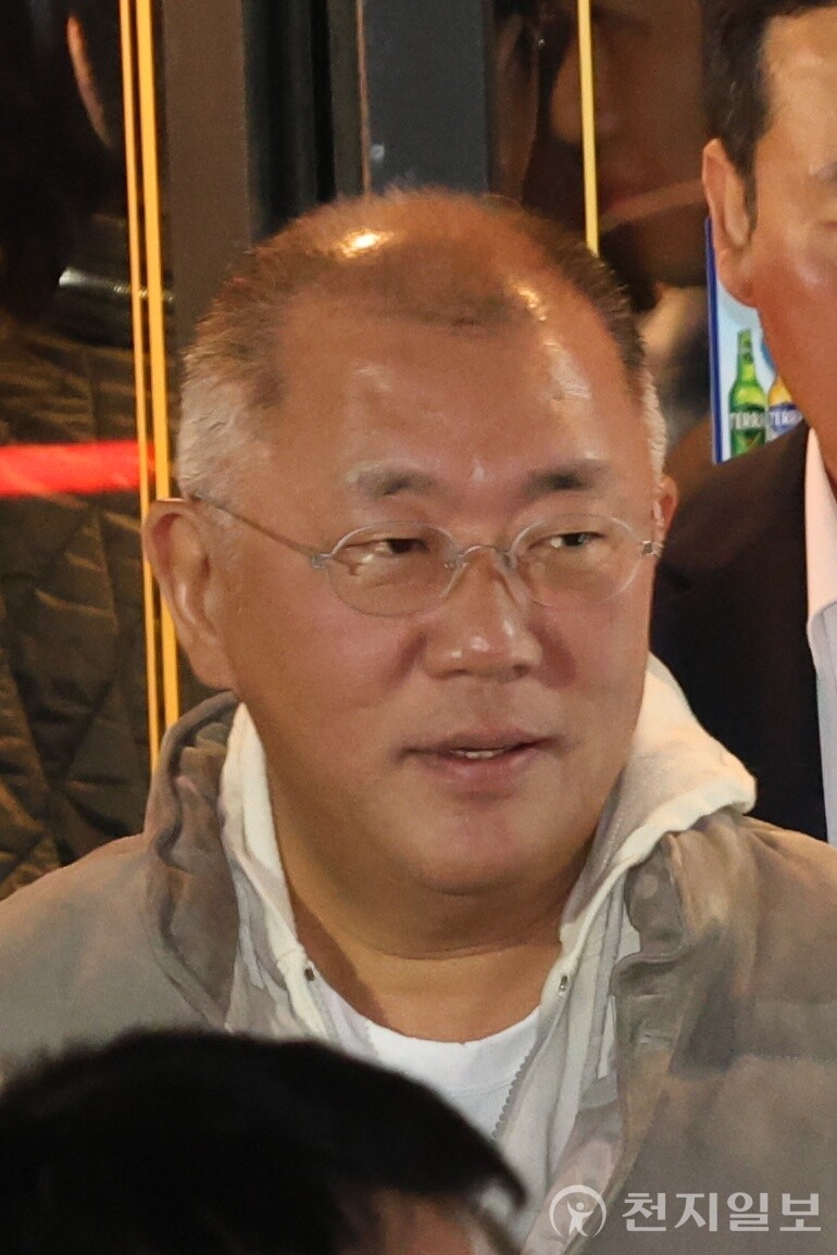 [천지일보=김정필 기자] 정의선 현대차그룹 회장이 30일 서울 삼성동 한 치킨집에서 진행된 젠슨 황 엔비디아 최고경영자(CEO), 이재용 삼성전자 회장과의 치킨 회동 중 가게 밖으로 나와 시민들을 바라보고 있다. ⓒ천지일보 2025.10.30.