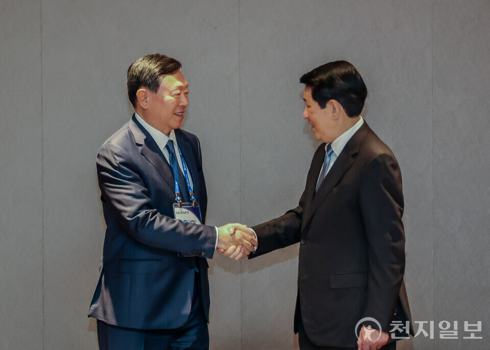 신동빈 롯데그룹 회장이 30일 경북 경주에서 열린 ‘APEC CEO 서밋’에서 르엉 끄엉 베트남 국가주석과 만나 악수하고 있다. 신 회장은 이날 베트남 내 롯데 사업 확대와 투자 협력 방안을 논의했다. (제공: 롯데그룹) ⓒ천지일보 2025.10.31.