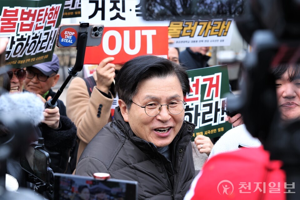 황교안 전 국무총리가 28일 오전 서울 종로구 성균관대학교 ‘자유대한민국을 수호하는 성균인들’이 ‘윤석열 대통령 탄핵 반대 시국선언’ 집회에 참석하고 있다. ⓒ천지일보 2025.02.28.