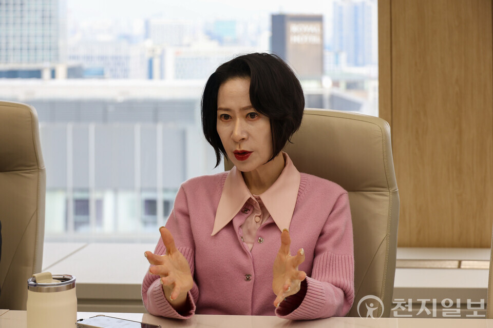 장혜선 롯데장학재단 이사장이 30일 ‘2025 신격호 롯데 플레저박스’ 여성 청소년 지원사업에 대해 설명하고 있다. 올해로 5년째 이어지는 해당 사업은 전국 여성 청소년 8000여명을 지원하며 연말에는 울산 지역에서 추가 전달식이 진행될 예정이다. (제공: 롯데장학재단)