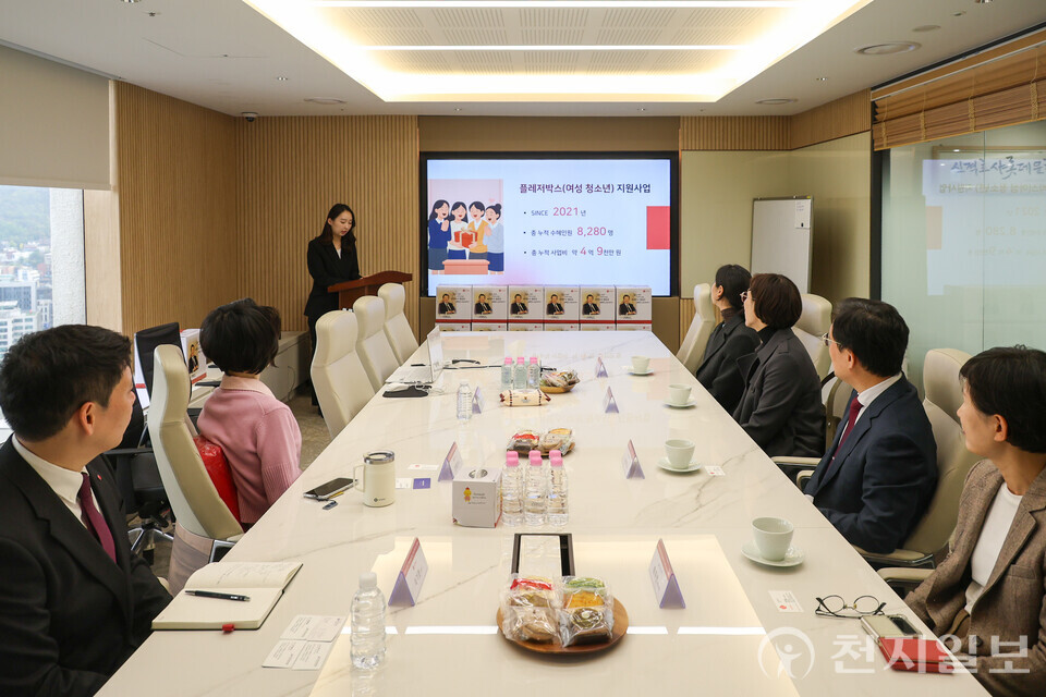롯데장학재단이 30일 ‘여성 청소년 지원사업 추진 보고회’를 열고 플레저박스 지원 현황을 공유하고 있다. 롯데장학재단에 따르면 지난 2021년부터 올해까지 5년간 총 8280명의 청소년에게 4억 9000만원 규모의 생활·학습 물품을 전달했다. (제공: 롯데장학재단)