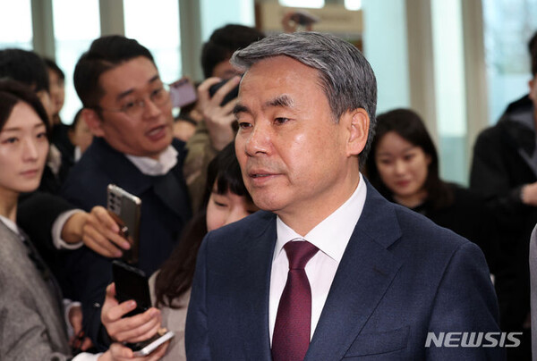 [서울=뉴시스] 이종섭 주호주 대사가 28일 오전 서울 종로구 외교부에서 열린 방산협력 관계부처-주요공관장 합동 회의 참석을 위해 이동하고 있다. 2024.03.28.