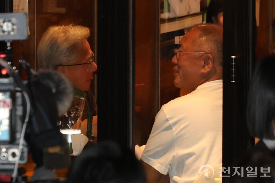 [천지일보=김정필 기자] 정의선 현대차그룹 회장(오른쪽)이 30일 젠슨 황 엔비디아 최고경영자(CEO), 이재용 삼성전자 회장과 서울 삼성동의 한 치킨집에서 진행된 치킨 회동에서 환하게 웃고 있다. ⓒ천지일보 2025.10.30.