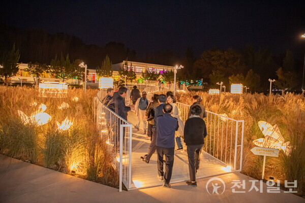 경남 진주시가 지난 30일 유등 문화를 상시 창작·연구·전시할 수 있는 공간을 개설했다. 사진은 시민들이 조형물 사이로 걸어가는 모습. (제공: 진주시청) ⓒ천지일보 2025.10.31.