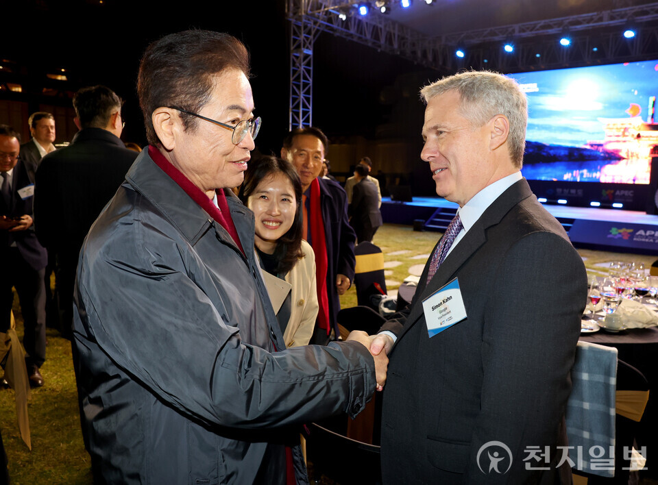 경상북도가 지난 30일 경주 황룡원에서 ‘글로벌 CEO 환영 만찬’을 개최하고 세계적 기업과의 협력 강화에 나섰다고 31일 밝혔다. (제공: 경상북도) ⓒ천지일보 2025.10.31.