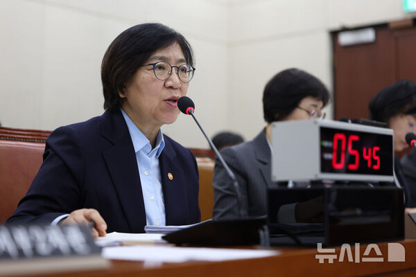 정은경 보건복지부 장관이 30일 오전 서울 여의도 국회 보건복지위원회에서 열린 보건복지부 등에 대한 종합감사에서 답변하고 있다. 2025.10.30. (출처: 뉴시스)