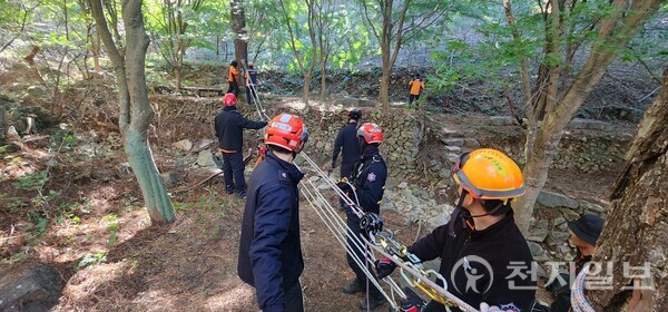 전남 순천소방서가 지난 28일 봉화산 일원에서 조난 및 추락사고 등 산악사고 발생 상황을 가정한 구조훈련을 진행했다고 31일 밝혔다. (제공: 순천소방서) ⓒ천지일보 2025.11.01.