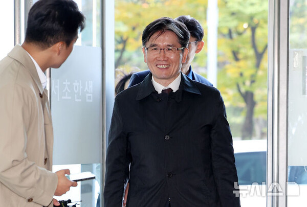 오동운 고위공직자범죄수사처 처장이 1일 오전 서울 서초구 순직 해병 특별검사팀 사무실에서 피의자 소환 조사를 받기 위해 출석하고 있다. (출처: 뉴시스) 2025.11.01.