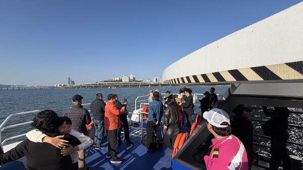 1일 오전 한강버스 운항이 재개된 첫날, 시민들이 가족·친구들과 함께 가을 정취를 즐기며 한강 위를 이동하고 있다. (제공: 서울시)