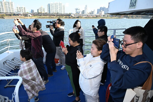 11월 1일 한강버스 운항이 재개된 첫날, 시민들이 가족·친구들과 한강 수변 광경을 즐기고 있다. (제공: 서울시)