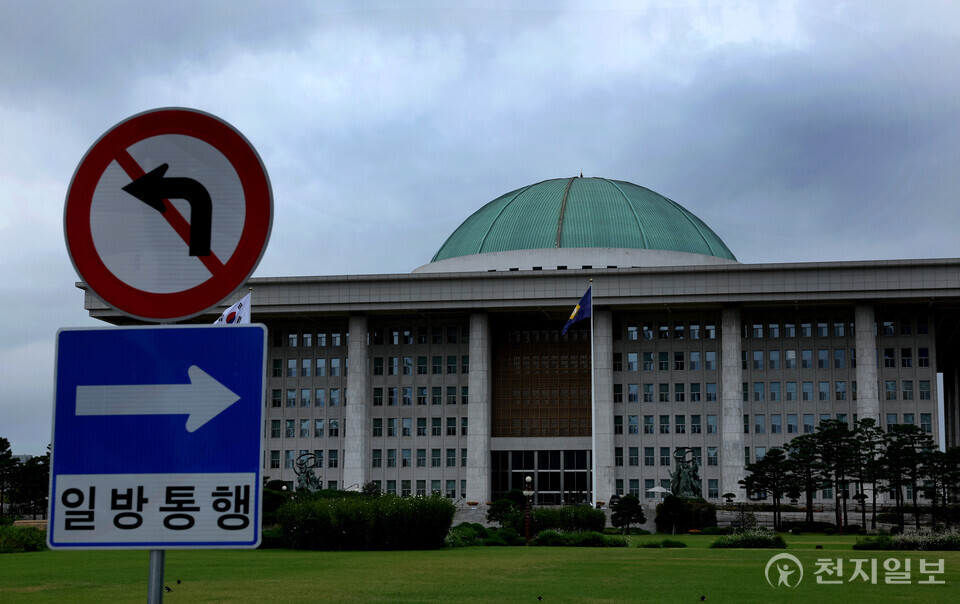 [천지일보=박준성 기자] 서울 여의도 국회의사당 위로 먹구름이 몰려들고 있다.ⓒ천지일보DB