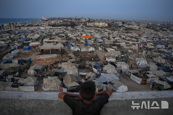 1일(현지시간) 한 소년이 가자지구 중부 자와이다 지역에 펼쳐진 팔레스타인 이주민을 위한 임시 텐트 캠프를 바라보고 있다. (출처: 뉴시스)