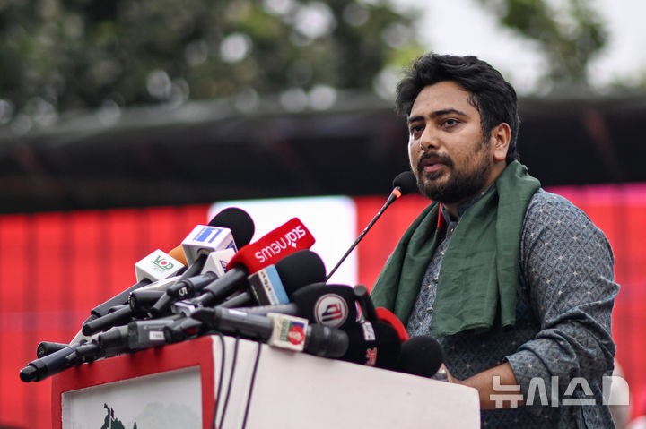 전국시민당(NCP) 지도자 나히드 이슬람이 8월 3일 방글라데시 다카에서 열린 정치 집회에서 지지자들에게 연설하고 있다. (출처: 뉴시스)