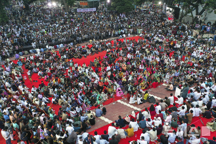 이날 NCP 지지자들이 나히드 이슬람의 연설을 듣고 있다. (출처: 뉴시스)