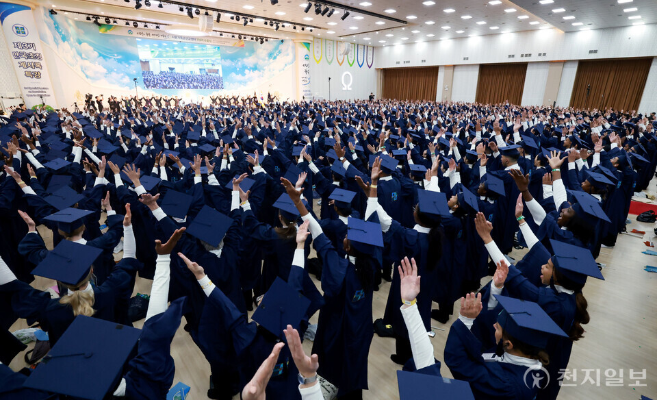 [천지일보=박준성 기자] 2일 신천지 청주교회에서 열린 ‘시온기독교선교센터 116기 수료식’을 마친 신천지 이만희 총회장이 수료생들과 영광을 올려 드리고 있다. 신천지예수교회는 이날 수료생 5만 9192명을 배출, 4년간 목회자만 1만 3500명을 돌파했다.ⓒ천지일보 2025.11.02.