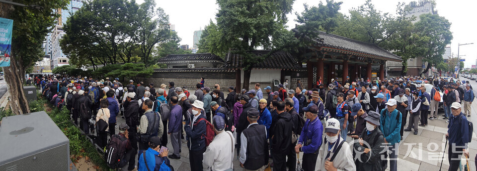[천지일보=남승우 기자] 추석 연휴 닷새째인 7일 서울 종로구 탑골공원에서 어르신들이 무료 급식을 받기 위해 기다리고 있다. ⓒ천지일보 2025.10.07.