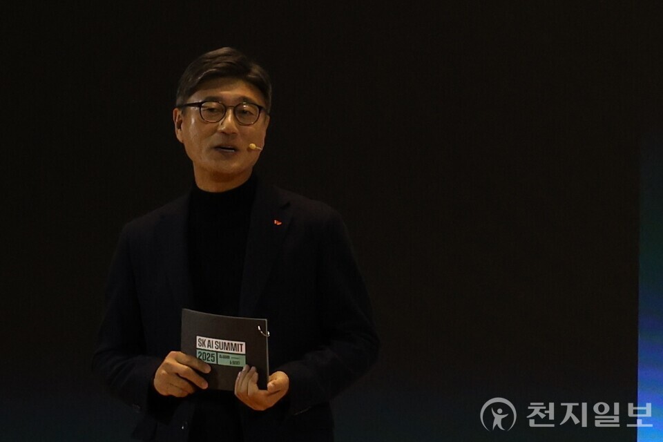[천지일보=김정필 기자] 정재헌 SK텔레콤 대표이사 사장이 3일 서울 강남구 코엑스 오디토리움에서 열린 ‘SK AI 서밋 2025’에서 AI 인프라를 주제로 발표하고 있다. ⓒ천지일보 2025.11.03.