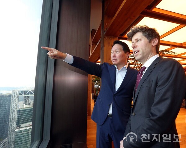 최태원 SK그룹 회장(오른쪽)과 샘 올트먼 OpenAI CEO가 1일 서울 종로구 SK서린빌딩에서 창밖을 보며 환담을 하고 있다. (제공: SK그룹) ⓒ천지일보 2025.10.01.