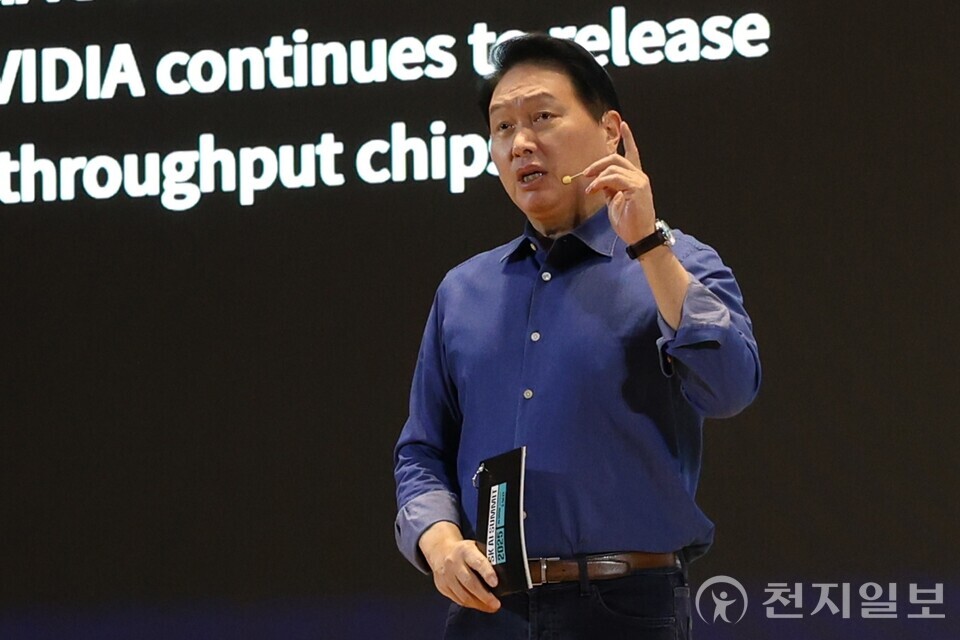 [천지일보=김정필 기자] 최태원 SK그룹 회장이 3일 서울 강남구 코엑스 오디토리움에서 열린 ‘SK AI 서밋 2025’ 키노트 세션에서 ‘AI Now & Next’를 주제로 기조연설을 하고 있다. ⓒ천지일보 2025.11.03.