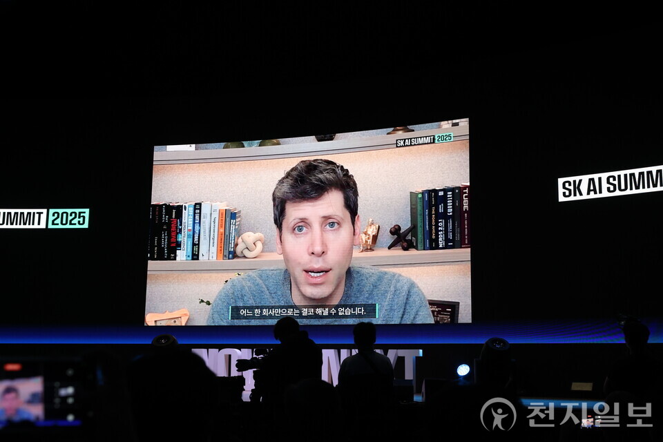 [천지일보=김정필 기자] 샘 올트먼 오픈AI 최고경영자(CEO)가 3일 서울 강남구 코엑스에서 열린 ‘SK AI 서밋’에서 SK그룹과의 파트너십에 대해 이야기하고 있다. ⓒ천지일보 2025.11.03.