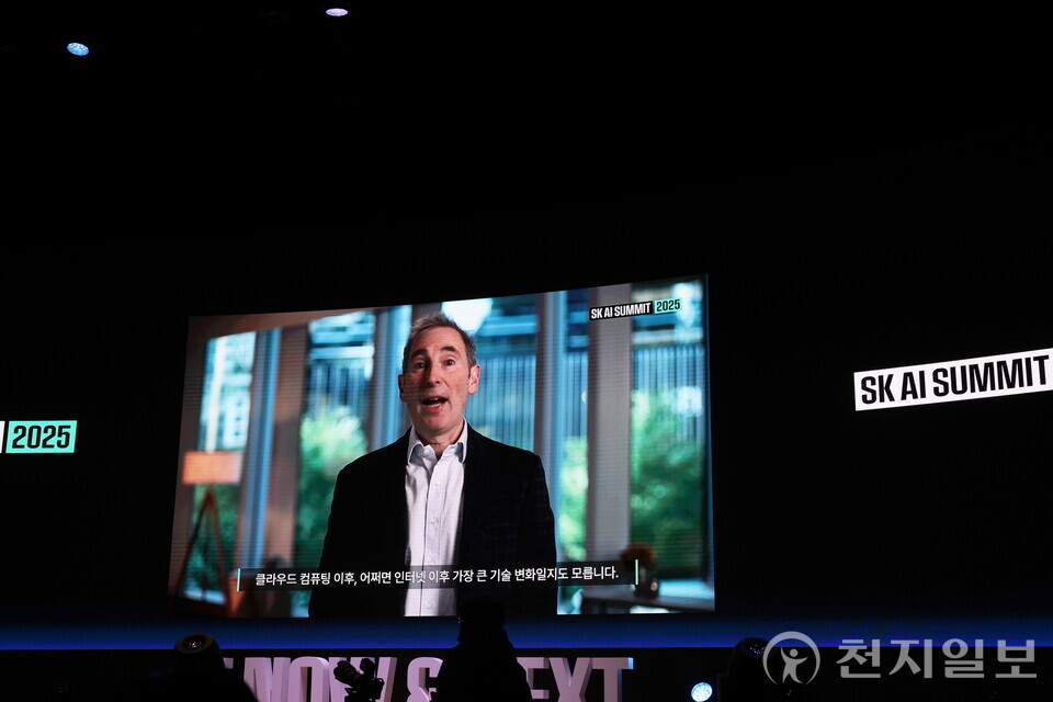 [천지일보=김정필 기자] 앤디 제시 아마존 최고경영자(CEO) 3일 서울 강남구 코엑스에서 열린 ‘SK AI 서밋’에서 SK그룹과의 파트너십에 대해 이야기하고 있다. ⓒ천지일보 2025.11.03.