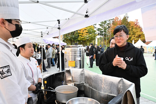 이민근 안산시장이 지난 1일 '제3회 유니온페스타' 가 열린 와~스타디움에서 학생들이 운영하는 부스를 둘러보고 있다. (제공: 안산시청) ⓒ천지일보 2025.11.03.