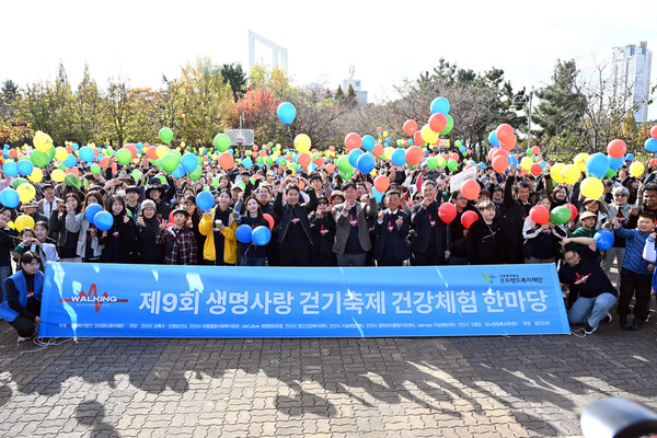이민근 안산시장(맨 앞줄 가운데)이 지난 2일 문화광장에서 열린 ‘제9회 생명사랑 걷기축제 & 건강체험 한마당’ 행사 참석자들과 함께 기념촬영을 하고 있다. (제공: 안산시청) ⓒ천지일보 2025.11.03.