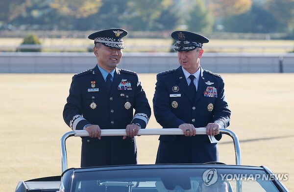 (서울=연합뉴스) 진영승 합참의장과 존 대니얼 케인 미국 합참의장이 3일 용산구 국방부 연병장에서 열린 한미 군사위원회 회의(MCM) 환영 의장행사에서 의장대를 사열하고 있다. 2025.11.3