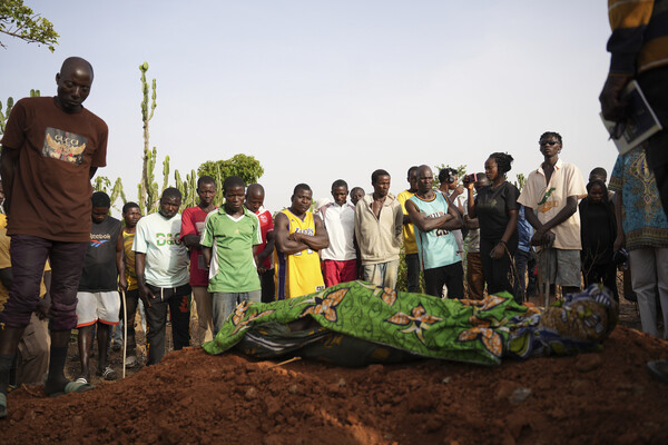 지난 4월 13일 나이지리아 중북부 지케(Zike) 농업 공동체에서 주민들이 무장 집단의 총격으로 숨진 희생자 장례를 치르고 있다. 무슬림 무장세력이 기독교 공동체인 이곳을 공격해 최소 51명이 숨졌다. (출처:뉴시스/AP)