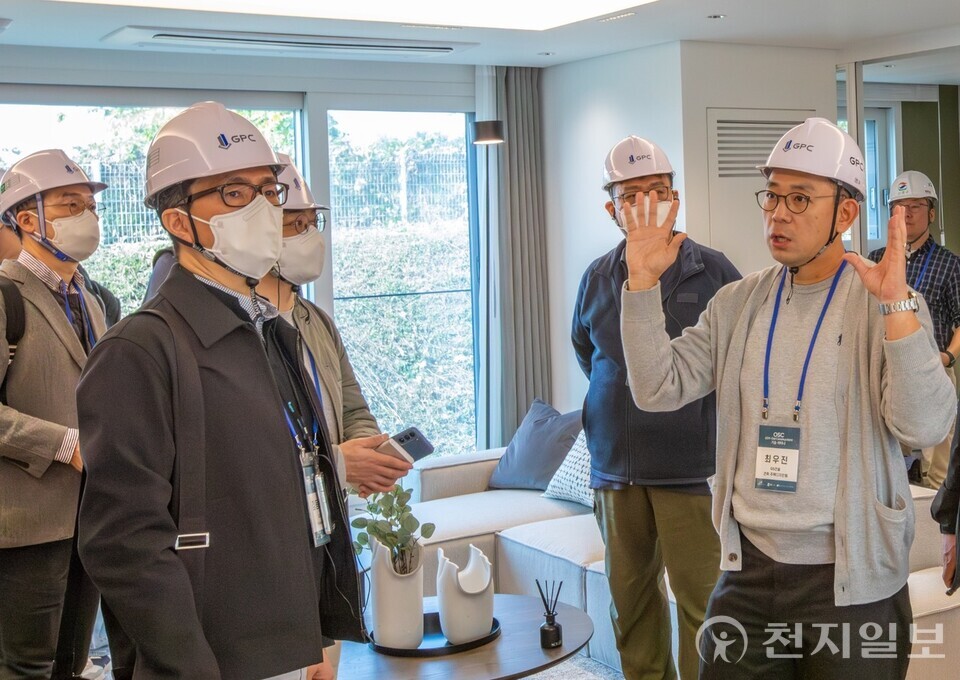 GS건설 담당자가 지난달 31일 OSC 세미나를 진행하고 PC목업 주택 세대 내부에서 기술에 대해 설명하고 있다. (제공: GS건설) ⓒ천지일보 2025.11.03.