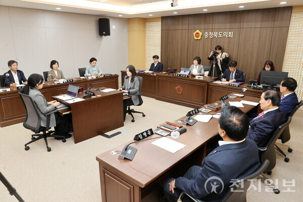 충북도의회가 3일 제430회 정례회 제1차 본회의에서 산업경제위원회(위원장 김꽃임)가 상정한 ‘농어촌 기본소득 시범사업 충청북도 추가선정 및 국비비율 상향 촉구 건의안’을 채택했다고 밝혔다. 사진은 충북도의회 산업경제위원회 회의 모습. (제공: 충북도의회) ⓒ천지일보 2025.11.03.