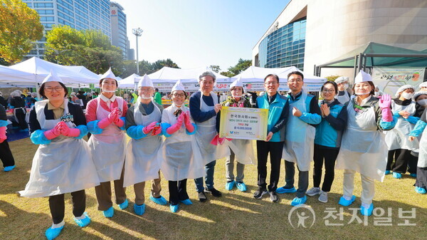 한국마사회가 1일 과천시민회관 시계탑 광장에서 열린 ‘2025년 과천 김장축제’ 후원 후 기념촬영을 하고 있다. (제공: 한국마사회) ⓒ천지일보 2025.11.03.
