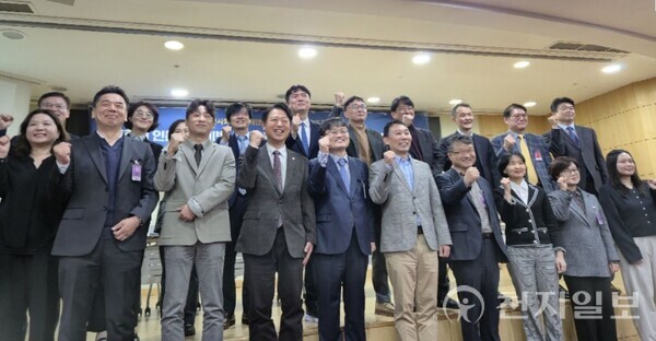 [천지일보=임수영 기자] 3일 오후 서울 여의도 국회 의원회관 제2소회의실에서 열린 ‘대학의 인문사회 기반 AI+X 융합교육과 융합인재양성 발전전략’ 정책포럼 참석자들이 기념촬영을 하고 있다. ⓒ천지일보 2025.11.03.