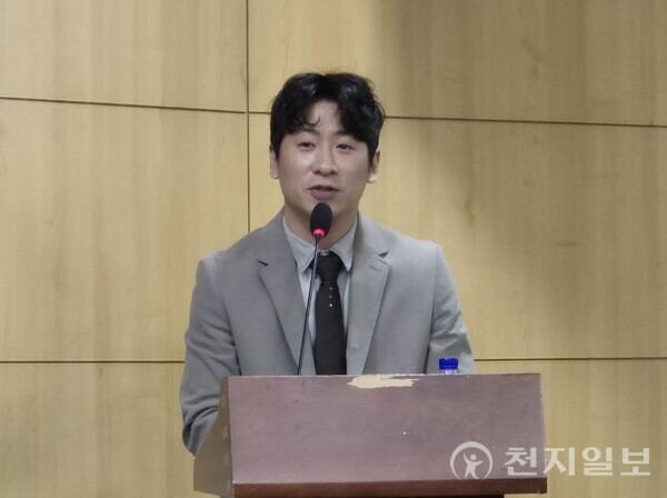 [천지일보=임수영 기자] 유인태 전남대학교 교수가 3일 오후 서울 여의도 국회 제2소회의실에서 열린 ‘AI 시대 인문사회 교육의 패러다임 전환’ 정책포럼에서 인문사회 분야의 데이터 중심 교육 필요성을 강조하고 있다. ⓒ천지일보 2025.11.03.