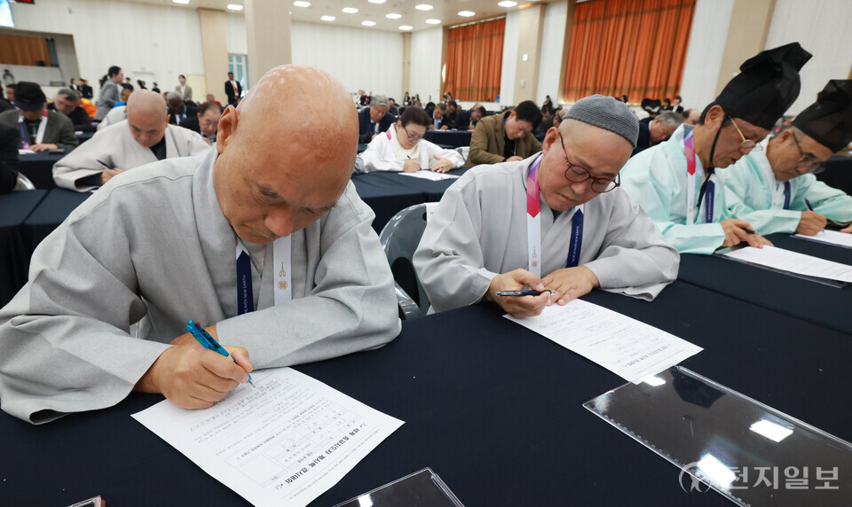 [천지일보=박준성 기자] 31일 충북 청주교회에서 신천지예수교 증거장막성전이 주최한 ‘제3기 만국초청 계시록 특강’에서 국내외 종교 지도자들이 ‘세계 종교지도자 계시록 경시대회’에 참여해 시험을 치르고 있다.ⓒ천지일보 2025.10.31.