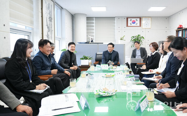 제주특별자치도가 도민 생활 현장 곳곳을 직접 찾아가 목소리를 청취하며 현장 중심 도정을 강화하고 있다. 사진은 애월읍사무소를 방문한 모습. (제공: 제주특별자치도) ⓒ천지일보 2025.11.03.