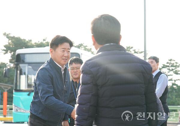 제주특별자치도가 도민 생활 현장 곳곳을 직접 찾아가 목소리를 청취하며 현장 중심 도정을 강화하고 있다. 사진은 하귀리 공영버스 회차지를 방문한 오영훈 제주특별자치도지사 모습. (제공: 제주특별자치도) ⓒ천지일보 2025.11.03.