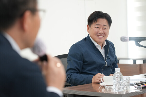 제주특별자치도가 도민 생활 현장 곳곳을 직접 찾아가 목소리를 청취하며 현장 중심 도정을 강화하고 있다. 사진은 애월읍사무소를 방문한 모습. (제공: 제주특별자치도) ⓒ천지일보 2025.11.03.