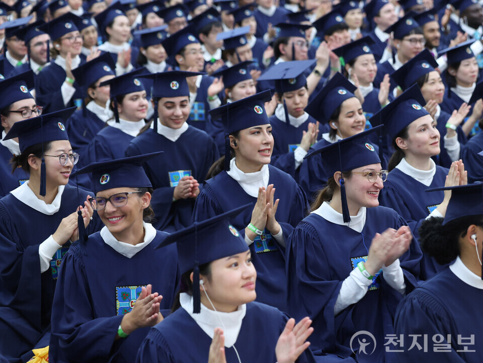 [천지일보=남승우 기자] 2일 신천지 청주교회에서 신천지예수교 증거장막성전 주최로 열린 ‘시온기독교선교센터 116기 수료식’에서 수료생들이 박수를 치고 있다. ⓒ천지일보 2025.11.02.